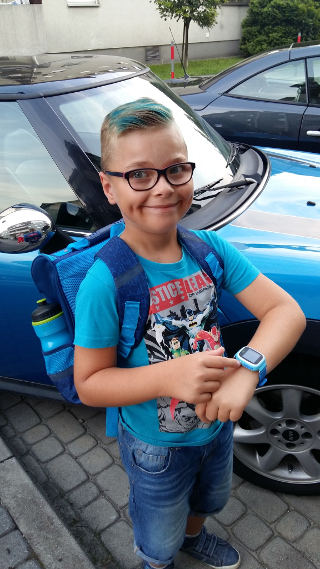 Krzysio testuje przycisk SOS w zegarku CALMEAN