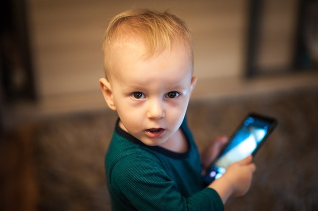 dziecko ze smartfonem