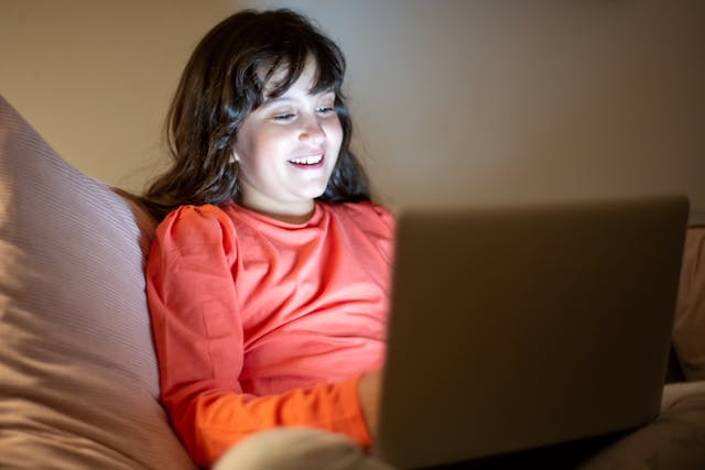 dziecko korzystające z internetu